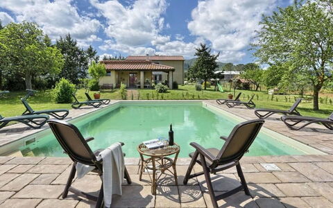 Villa Le Selvole: L'Eau, Ciel, Nuage, Propriété, Plante, Meubles, Piscine, Bâtiment, Chaise, Arbre