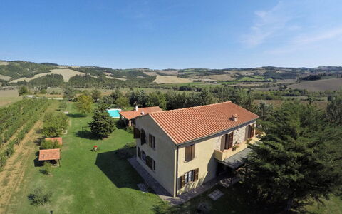 Villa Le Selvole: Ciel, Bâtiment, Nuage, Propriété, Fenêtre, Écorégion, Plante, La Nature, Arbre, Environnement Naturel