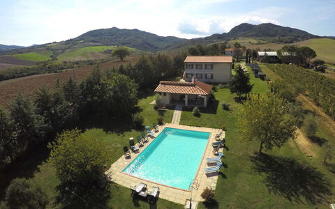 Villa Le Selvole: L'Eau, Ciel, Ressources En Eau, Nuage, Montagne, Bâtiment, Piscine, Arbre, Plante, Lot Terre