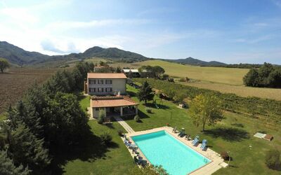 Villa Le Selvole: Ciel, Nuage, L'Eau, Bâtiment, Plante, Montagne, Arbre, Lot Terre, Piscine, Herbe