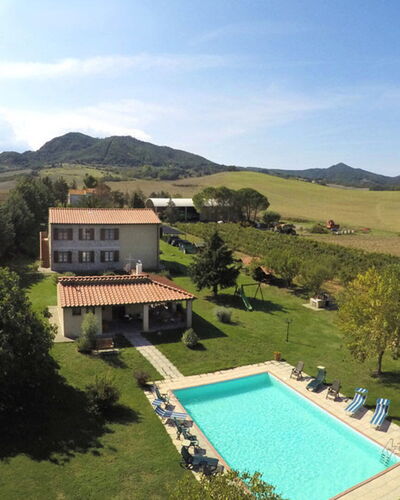 Villa Le Selvole: Ciel, Nuage, L'Eau, Bâtiment, Plante, Montagne, Arbre, Lot Terre, Piscine, Herbe