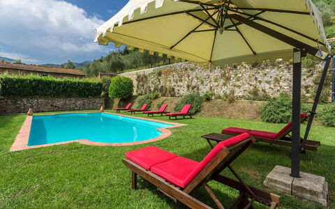 Villa Cantignano: Plante, Bâtiment, Parapluie, L'Eau, Nuage, La Nature, Arbre, Ombre, Mobilier De Jardin, Piscine