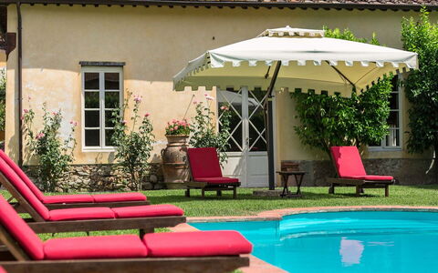 Villa Cantignano: L'Eau, Plante, Bâtiment, Meubles, Propriété, Table, Parapluie, Fenêtre, Ombre, Ciel