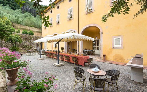 Villa Cantignano: Plante, Bâtiment, Fleur, Fenêtre, Pot De Fleur, Arbre, Table, Mobilier De Jardin, Surface De La Route, Architecture