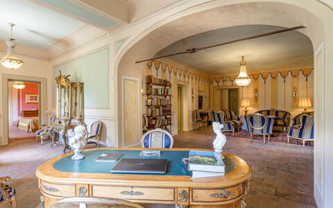 Villa Cantignano: Table, Meubles, Propriété, Cadre, Bleu Azur, Chaise, Bâtiment, Bois, Salon, Tiroir