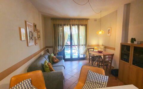 Bianca: Table, Propriété, Meubles, Canapé, Chaise, Bois, Salon, Design Intérieur, Cadre, Sol