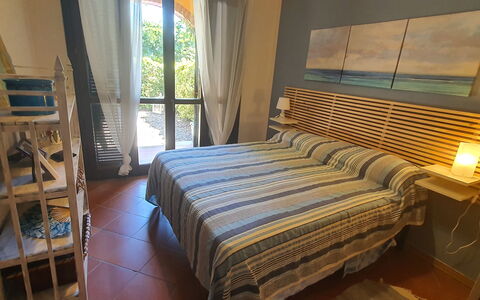 Bianca: Meubles, Confort, Fenêtre, Bleu Azur, Bois, Textile, Ombre, Design Intérieur, Sol, Bâtiment