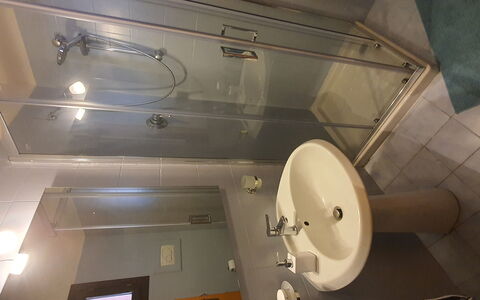 Bianca: Évier, Robinet, Salle De Bains, Luminaire Plomberie, Lavabo, Bois, Toilette, Douche, Siège De Toilette, Sol