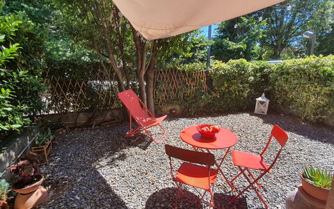 Bianca: Plante, Meubles, Table, Propriété, Chaise, Feuille, Tableau De Plein Air, Botanique, Bâtiment, Mobilier De Jardin