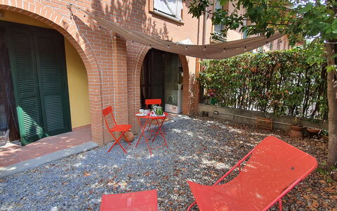 Bianca: Propriété, Meubles, Feuille, Bâtiment, Porte, Plante, Ombre, Surface De La Route, Bois, Mobilier De Jardin