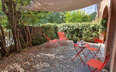 Bianca: Plante, Propriété, Meubles, Table, Ombre, Chaise, Mobilier De Jardin, Arbre, Tableau De Plein Air, Herbe