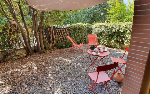 Bianca: Plante, Meubles, Table, Chaise, Tableau De Plein Air, Mobilier De Jardin, Arbre, Bois, Ombre, Herbe