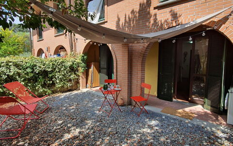 Bianca: Plante, Bâtiment, Ombre, Arbre, Chalet, Chaise, Zone Résidentielle, Quartier, Bois, Paysage