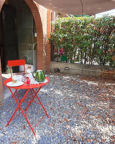 Bianca: Propriété, Meubles, Table, Plante, Mobilier De Jardin, Chaise, Tableau De Plein Air, Bâtiment, Ombre, Bois