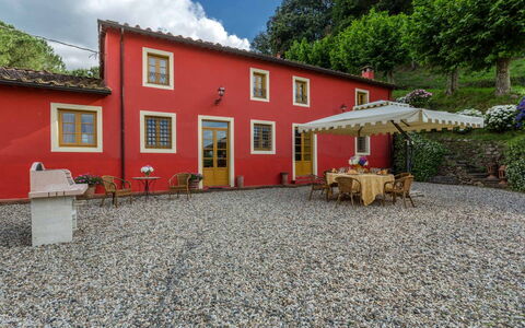 Villa Guamo: Plante, Bâtiment, Fenêtre, Nuage, Ciel, La Nature, Surface De La Route, Maison, Arbre, Lot Terre