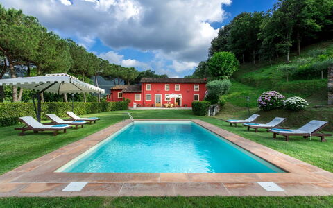 Villa Guamo: L'Eau, Nuage, Plante, Ciel, Propriété, Piscine, Bâtiment, La Nature, Bleu Azur, Botanique