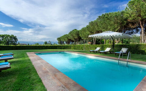 Villa Guamo: L'Eau, Nuage, Ciel, Plante, Piscine, Arbre, La Nature, Bleu, Bleu Azur, Ombre