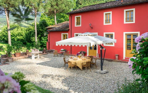 Villa Guamo: Plante, Bâtiment, Meubles, Fenêtre, Table, Chaise, Maison, Parapluie, Mobilier De Jardin, Arbre