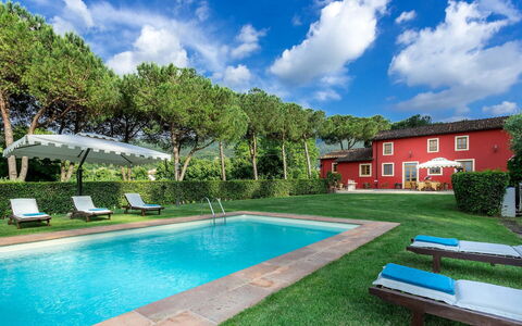 Villa Guamo: Nuage, Plante, L'Eau, Propriété, Bâtiment, Ciel, Piscine, Arbre, Bleu Azur, Extérieur Banc