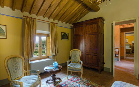 Villa Guamo: Cadre, Bâtiment, Meubles, Propriété, Table, Chaise, Bois, Design Intérieur, Salon, Architecture