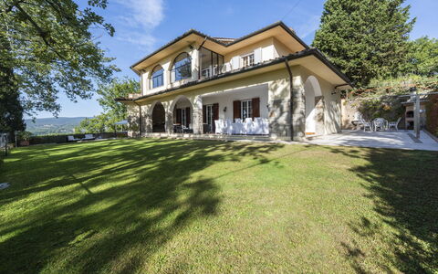 Villa Monteresi: Plante, Ciel, Bâtiment, Arbre, Fenêtre, Lot Terre, Chalet, Herbe, Nuage, Zone Résidentielle