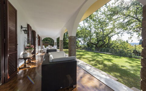 Villa Monteresi: Plante, Architecture, Ombre, Bois, Sol, Sol, Arbre, Zone Résidentielle, Herbe, Condominium