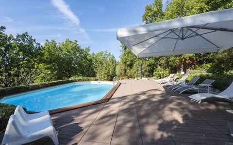 Villa Monteresi: Ciel, L'Eau, Nuage, Piscine, Ombre, Plante, Mobilier De Jardin, Architecture, Arbre, Balancelle