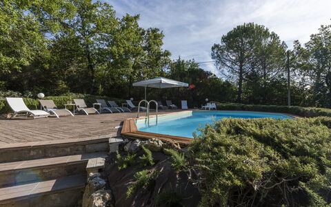 Villa Monteresi: L'Eau, Plante, Ciel, Piscine, Nuage, Arbre, Chaise, Parapluie, Ombre, Mobilier De Jardin