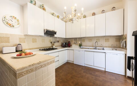 Villa Monteresi: Cabinetry, Comptoir, Propriété, Évier, Cuisine, Bois, Cuisinière, Éclairage, Design Intérieur, Sol