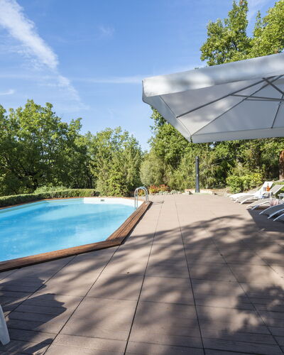 Villa Monteresi: Ciel, L'Eau, Nuage, Piscine, Ombre, Plante, Mobilier De Jardin, Architecture, Arbre, Balancelle