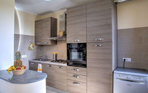 Villa Montone: Cabinetry, Comptoir, Bâtiment, Meubles, Propriété, Cuisinière, Cuisine, Appareil De Cuisine, Tiroir, Design Intérieur