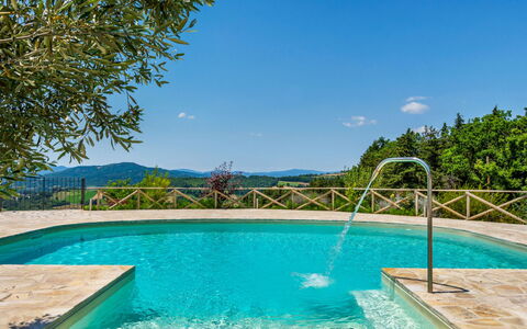 Villa Montone: L'Eau, Ciel, Plante, Ressources En Eau, Propriété, Piscine, Bleu Azur, La Nature, Arbre, Paysage Naturel