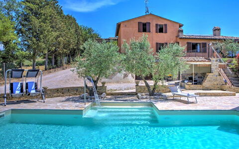 Villa Montone: L'Eau, Plante, Ciel, Propriété, Jour, Bâtiment, Bleu, Bleu Azur, La Nature, Vert