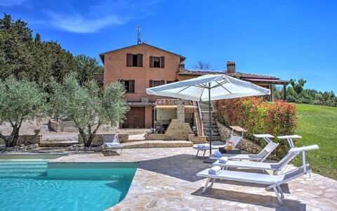 Villa Montone: Plante, L'Eau, Ciel, Bâtiment, Propriété, Bleu Azur, Piscine, Mobilier De Jardin, Arbre, Nuage