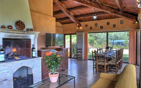 Villa Montone: Propriété, Table, Plante, Bois, Design Intérieur, Architecture, Salon, Plante D'Appartement, Sol, Chaise