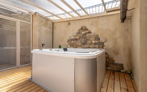 Villa Montone: Baignoire, Sol, Luminaire Plomberie, Sol, Salle De Bains, Jacuzzi, Plomberie, Tuile, Hôtel