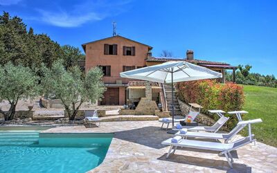 Villa Montone: Plante, L'Eau, Ciel, Bâtiment, Propriété, Bleu Azur, Piscine, Mobilier De Jardin, Arbre, Nuage