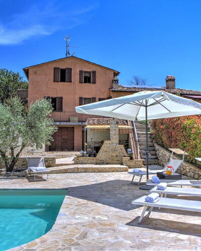 Villa Montone: Plante, L'Eau, Ciel, Bâtiment, Propriété, Bleu Azur, Piscine, Mobilier De Jardin, Arbre, Nuage