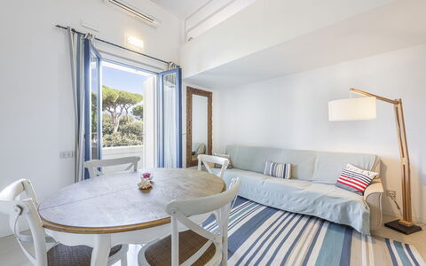 Residenza Morin: Meubles, Table, Propriété, Bleu Azur, Bâtiment, Fenêtre, Bois, Textile, Chaise