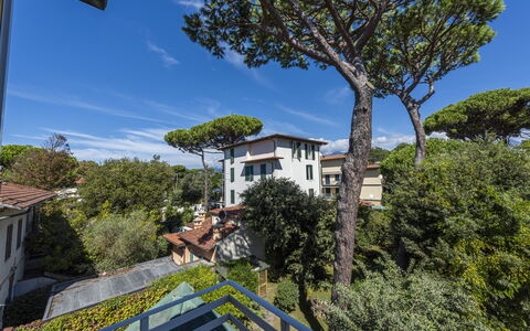 Residenza Morin: Ciel, Nuage, Bâtiment, Jour, Propriété, Plante, Fenêtre, Bleu Azur, Botanique, Arbre