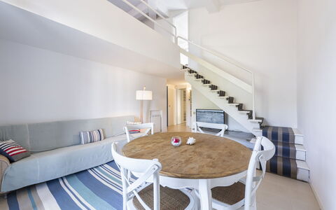 Residenza Morin: Table, Propriété, Meubles, Bâtiment, Bois, Confort, Design Intérieur, Éclairage, Sol, Chaise