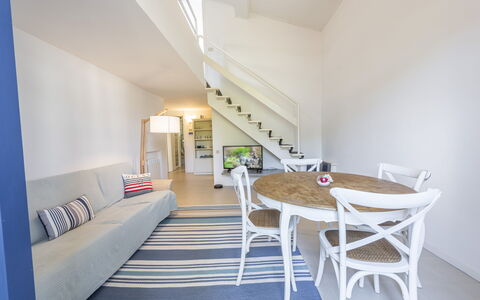 Residenza Morin: Meubles, Table, Propriété, Confort, Canapé, Design Intérieur, Bâtiment, Bois, Sol, Sol