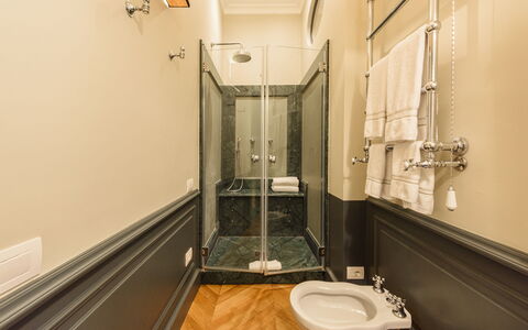 Villa Agnola: Miroir, Luminaire Plomberie, Propriété, Robinet, Évier, Salle De Bains, Bâtiment, Design Intérieur, Lavabo