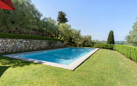 Villa Agnola: L'Eau, Ciel, Propriété, Plante, Piscine, Arbre, Rectangle, Ombre, Herbe, Loisir