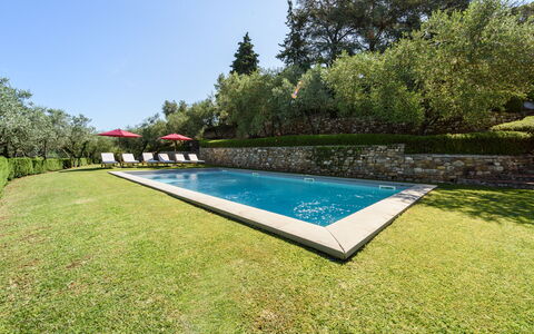 Villa Agnola: Plante, Propriété, Ciel, Piscine, Arbre, Végétation, Lot Terre, Paysage Naturel, Ombre, Herbe
