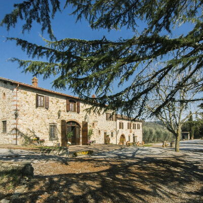 Villa Di Gaiole: Ciel, Bâtiment, Plante, Fenêtre, Arbre, Paysage Naturel, Maison, Herbe, Paysage, Chalet