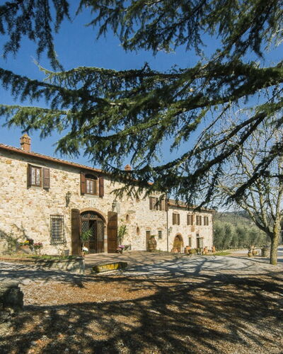 Villa Di Gaiole: Ciel, Bâtiment, Plante, Fenêtre, Arbre, Paysage Naturel, Maison, Herbe, Paysage, Chalet