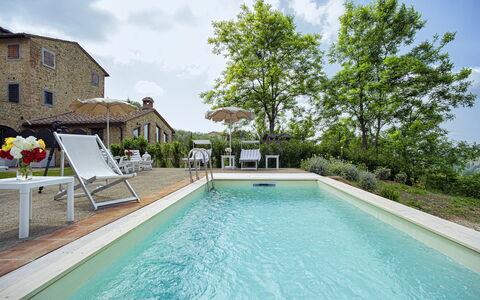 Villa Pianora: L'Eau, Plante, Nuage, Ciel, Propriété, Piscine, Bâtiment, Chaise, Bleu Azur, Arbre