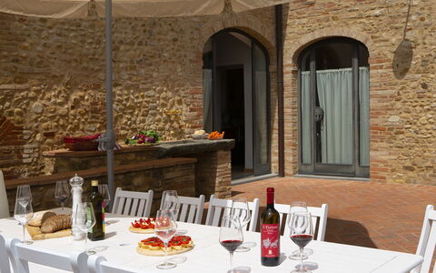 Villa Pianora: Table, Aliments, Vaisselle, Bouteille, Meubles, Fenêtre, Design Intérieur, Assiette, Nappe De Table, Drinkware