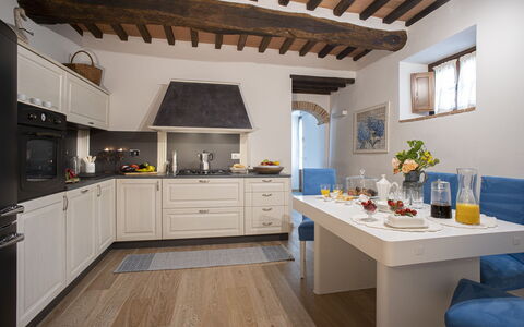 Villa Pianora: Cabinetry, Comptoir, Meubles, Propriété, Cuisine, Bois, Cuisinière, Design Intérieur, Architecture, Bâtiment